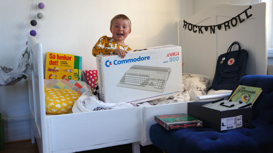 Pojke med Amiga 500 (Foto: Bokfabriken)